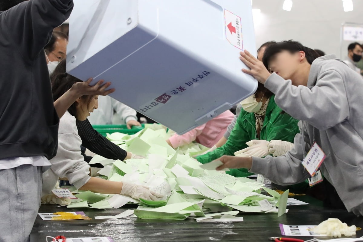 제22대 국회의원 선거가 종료된 10일 오후 대구 수성구 만촌실내롤러경기장에 마련된 수성구 개표장에서 개표사무원이 투표함 내부에 남은 투표용지가 있는지 꼼꼼히 확인하고 있다. /사진=뉴스1