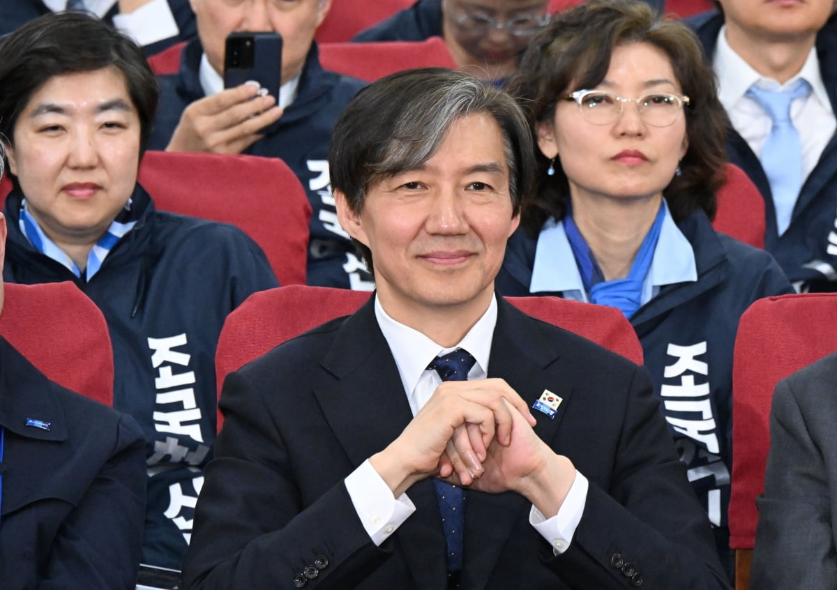 조국 조국혁신당 대표가 10일 오후 서울 여의도 국회의원회관에 마련된 개표상황실에서 출구조사 결과를 보며 웃음 짓고 있다./ 사진=온라인카지노1