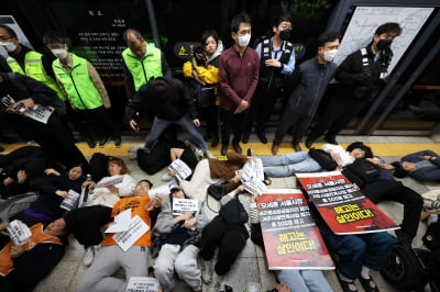 "승강장에 사람들이 누워있어요"…지하철역 '아수라장'