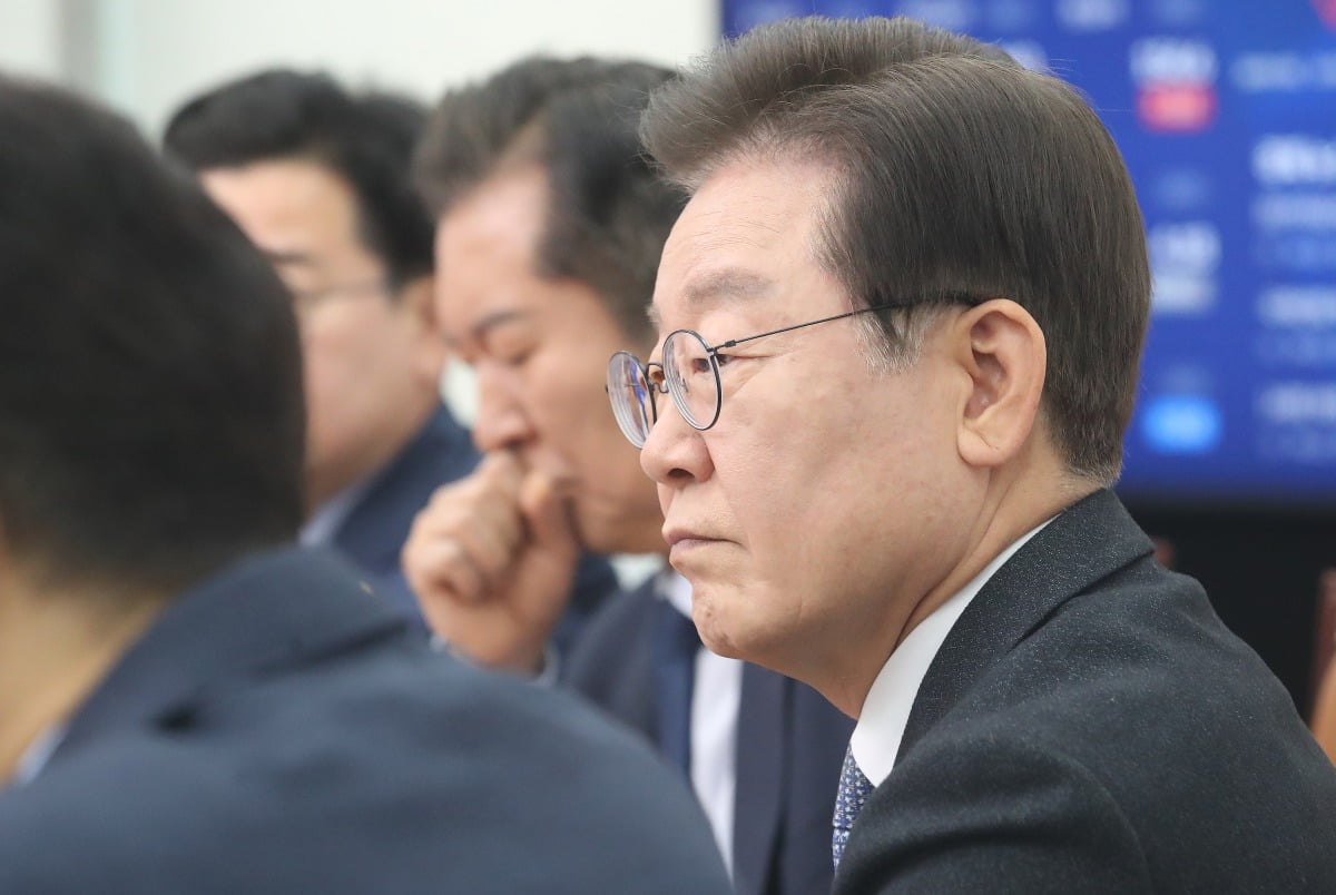이재명 더불어민주당 대표가 22일 오전 서울 여의도 국회에서 열린 최고위원회의에서 생각에 잠겨 있다. 뉴스1