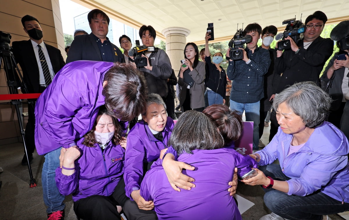 '이태원참사' 부실 대응 혐의로 김광호 전 서울경찰청장의 첫 재판이 열린 22일 오후 서울 마포구 서부지법에서 유가족들이 재판에 출석하는 김 전 청장에게 항의한 뒤 오열하고 있다. / 사진=뉴스1