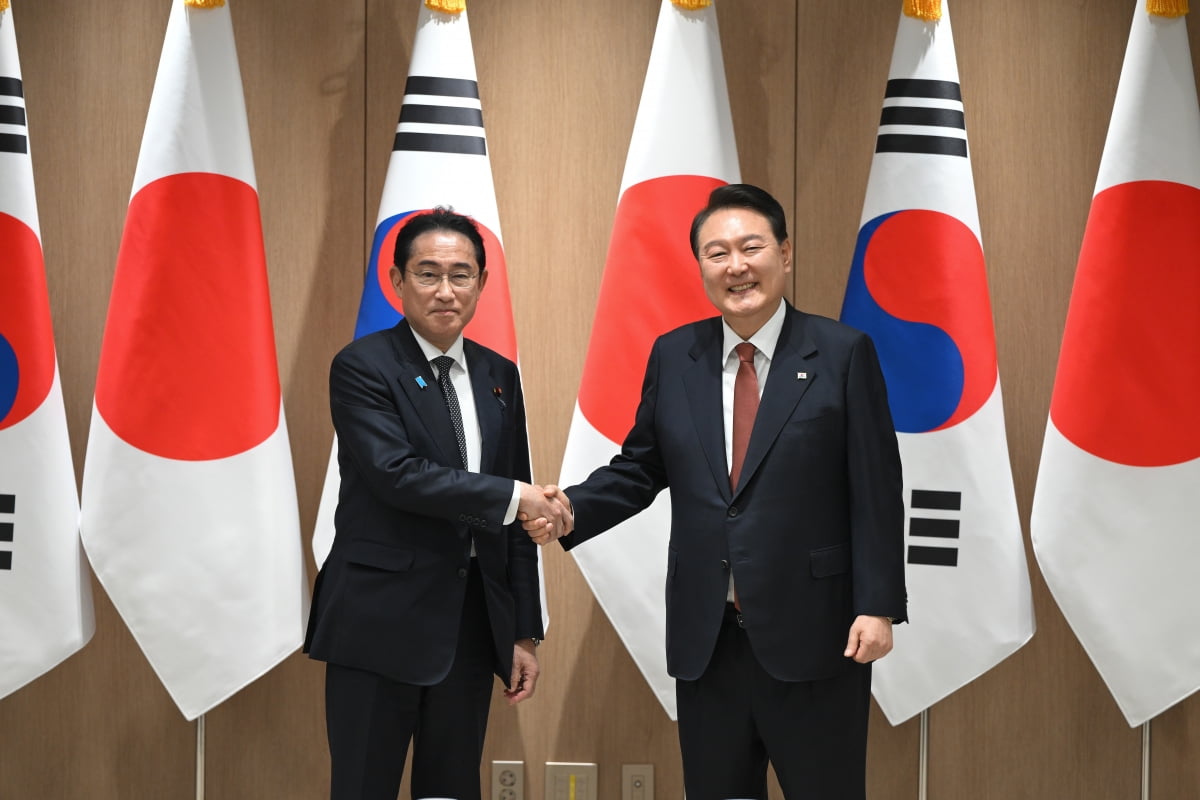 윤석열 대통령(사진 오른쪽)과 기시다 후미오 일본 총리./사진=김범준 한국경제 기자 