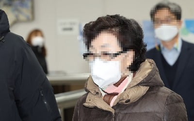 尹 장모, 구속 299일 만에 가석방…취재진 질문엔 '침묵'