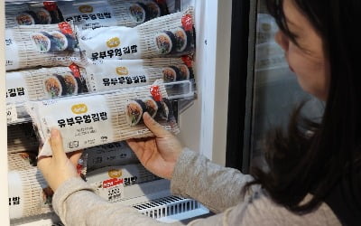 '냉동 김밥' 해외서 인기 폭발하더니…놀라운 일 벌어졌다