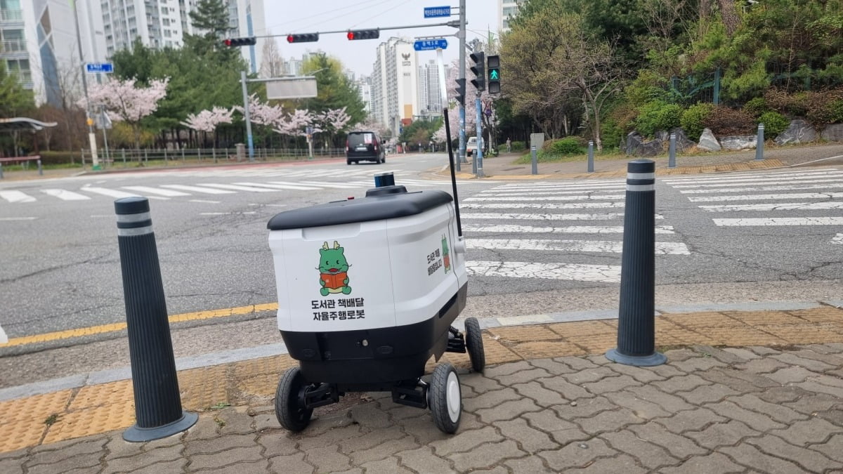 용인특례시가 1일부터 첨단 보빌리티 기술을 촬용한 공공서비스를 시행하며, 기흥구에서 활용하고 있는 자율주행 인공지능 기술이 탑재된 도서 배달 로봇.용인특례시 제공