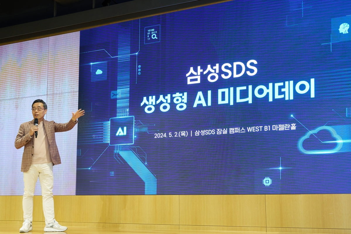 황성우 삼성SDS 대표가 생성형 AI 서비스 브리티 코파일럿과 패브릭스를 설명하고 있다.  /사진=삼성SDS