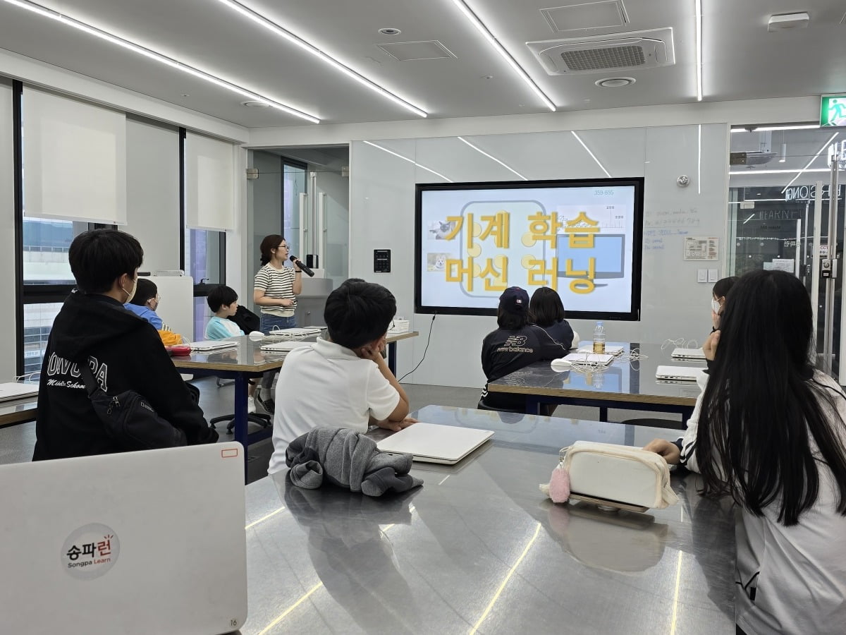 서울 송파구 송파런 헤드센터에서 인공지능(AI) 코딩 수업을 듣고 있는 학생들. / 사진=송파구청