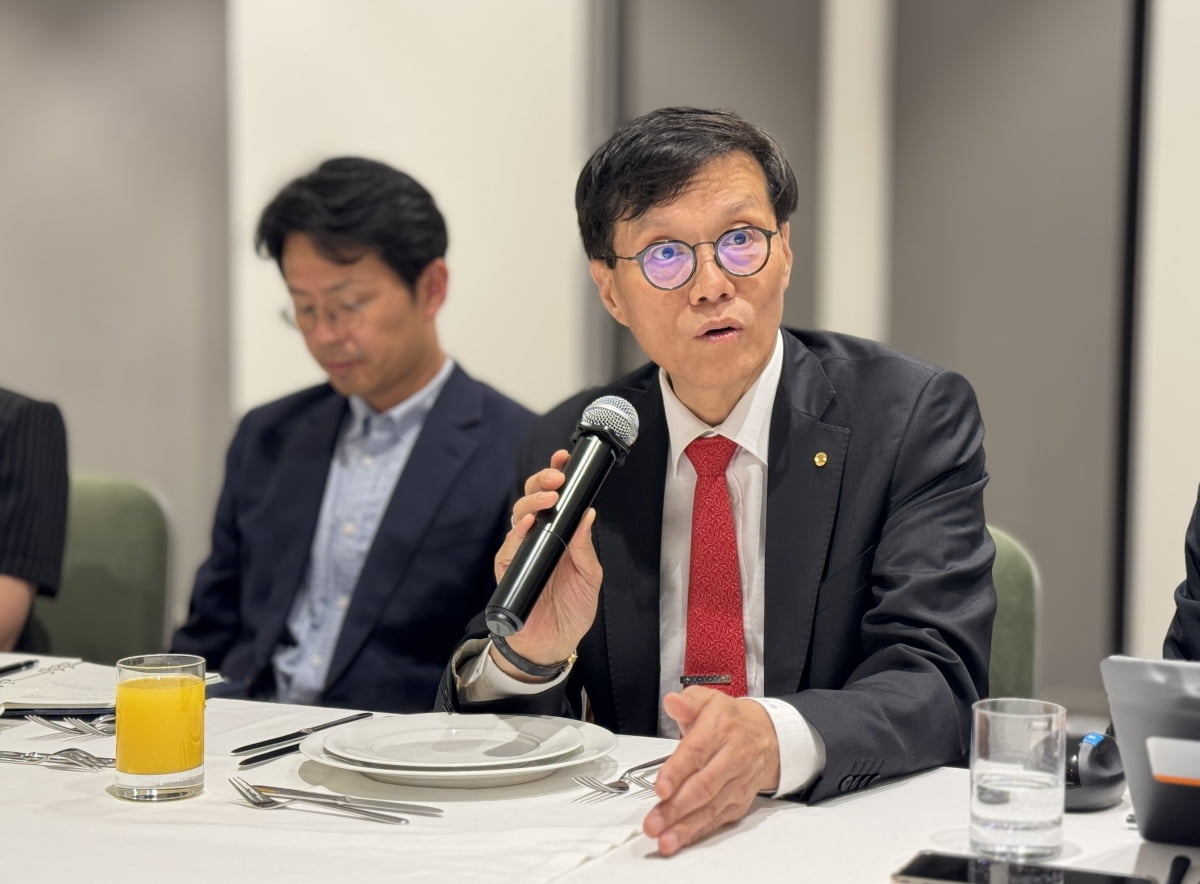 이창용 한국은행 총재가 2일(현지시간) 아시아개발은행(ADB) 총회 참석차 방문한 조지아 트빌리시에서 기자간담회를 열고 발언하고 있다. 사진=한국은행