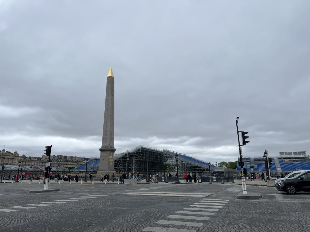 2일(현지시간) 프랑스 파리 콩코드 광장에 올림픽 임시 경기장 설치 공사가 벌어지는 모습. /유승목 기자