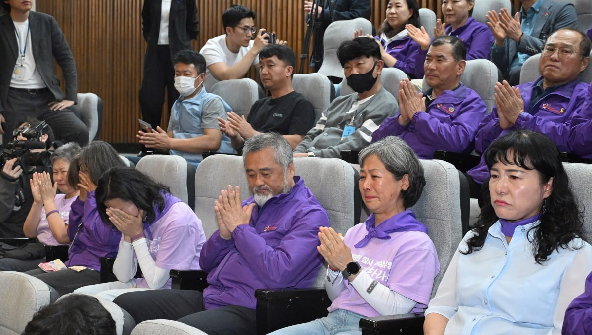 2일 국회에서 열린 본회의에서 '이태원참사 재발방지를 위한 특별법안'이 가결되자 유가족들이 눈물을 흘리고 
있다./강은구 기자