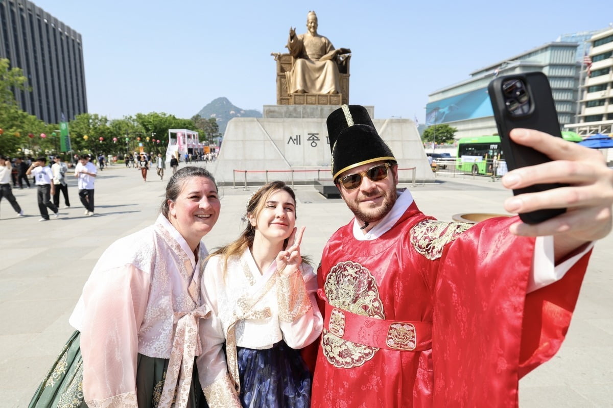 3일 오후 서울 종로구 광화문광장에서 열린 서울페스타 2024를 찾은 외국인 관광객들이 한복을 입고 기념사진을 찍고 있다.