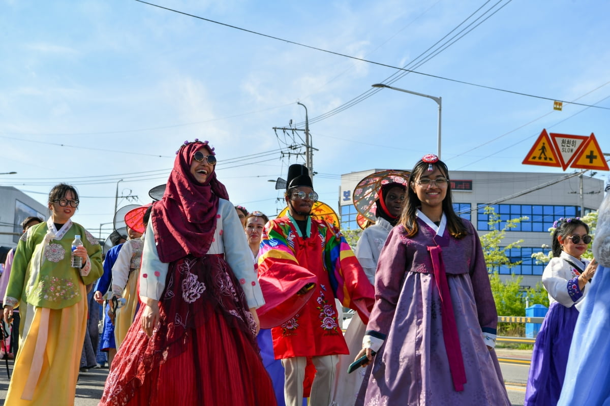  전국팔도 선비퍼레이드에 많은 외국인들도 개성넘치는 한복을 입고참가했다. 영주시 제공