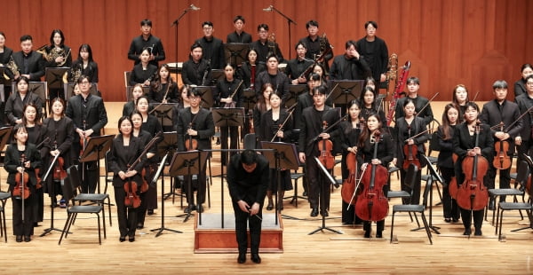 윤한결 지휘자와 한경arte필하모닉이 연주를 마친 뒤 관객들에게 인사하고 있다. /임형택 기자