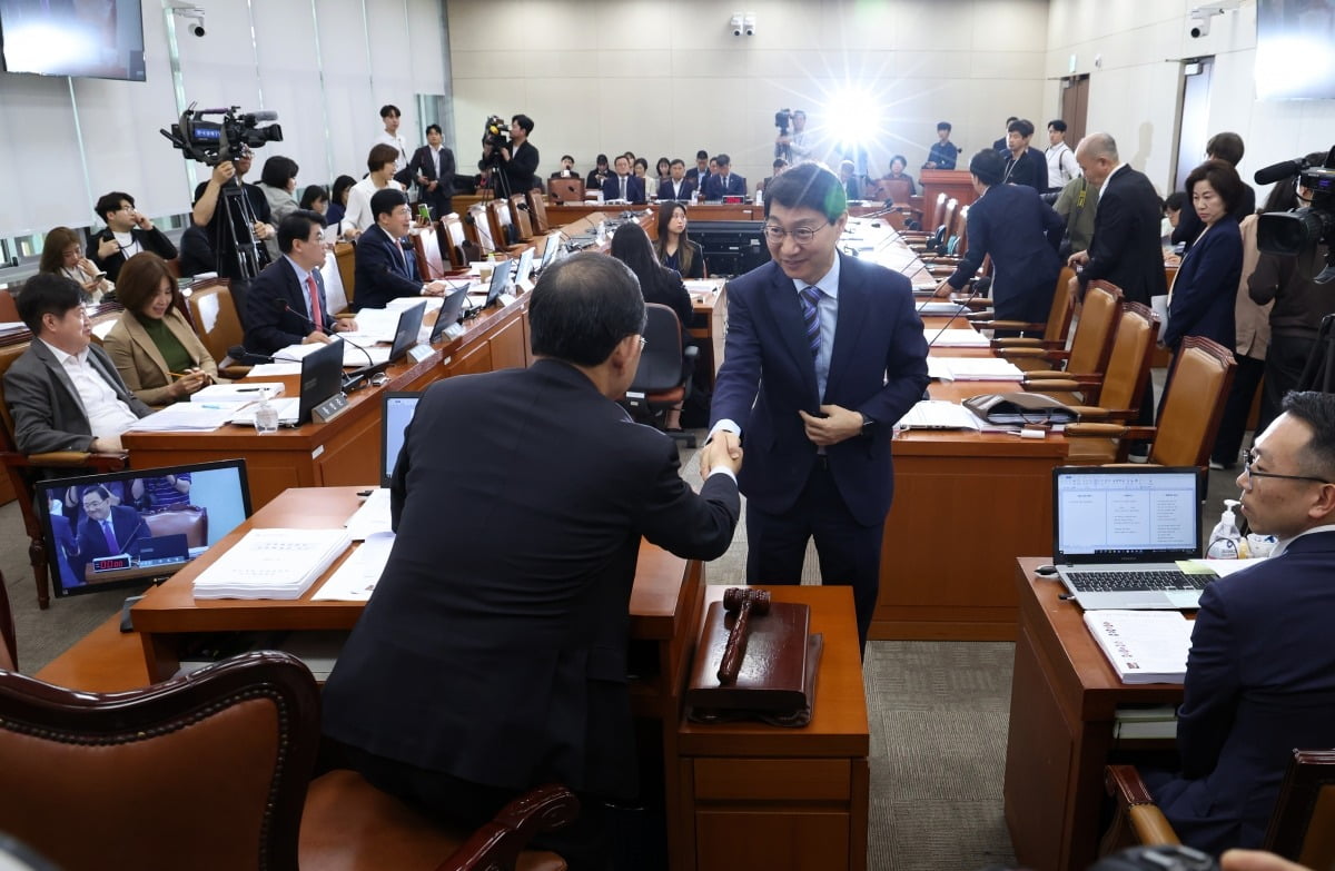 주호영 국회 연금개혁특위 위원장이 지난달 30일 국회에서 열린 연금개혁특별위원회 전체회의에서 김성주 더불어민주당 간사와 악수를 하고 있다. 뉴스1