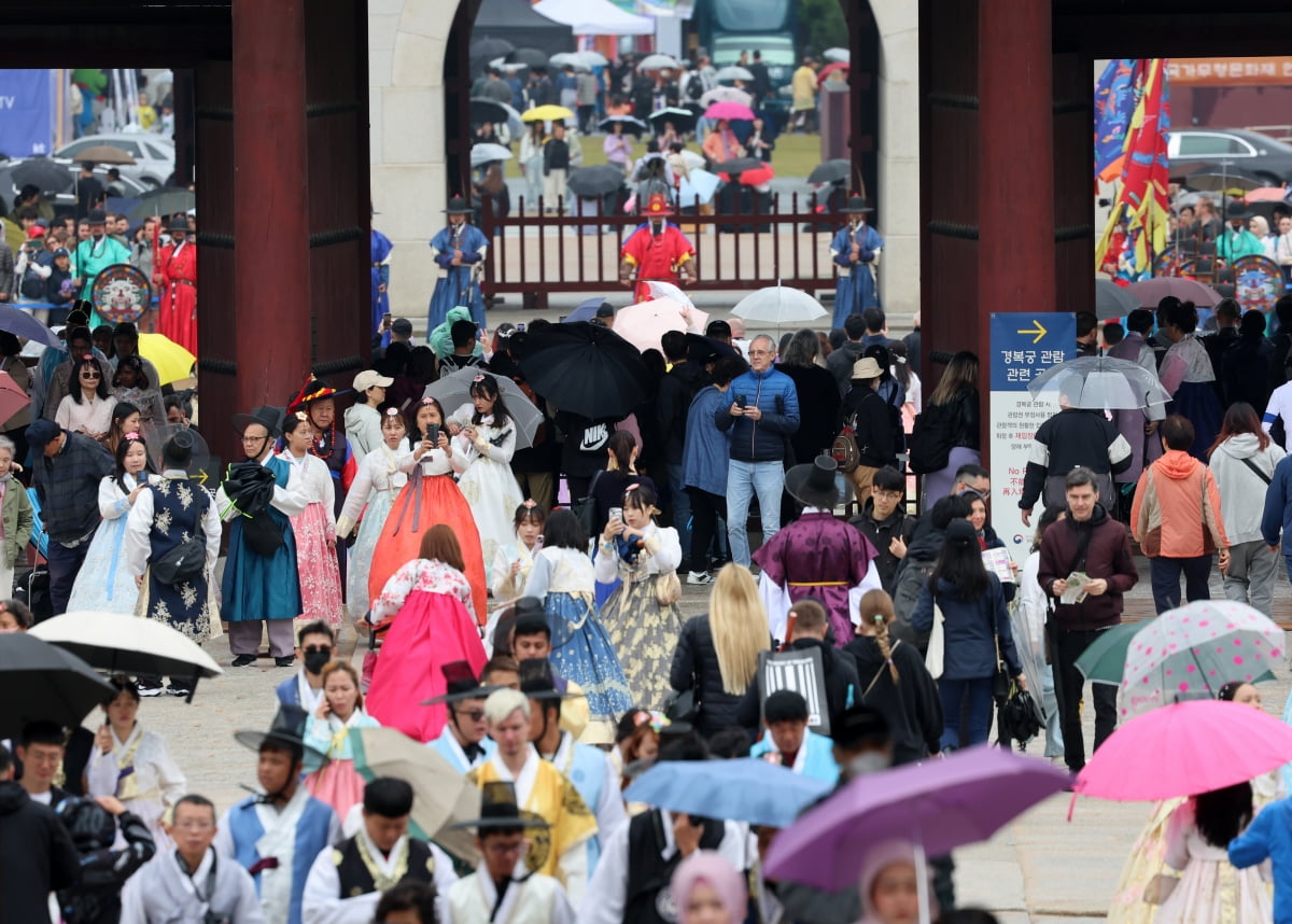 [포토] 연휴 마지막날 관광객들로 붐비는 경복궁