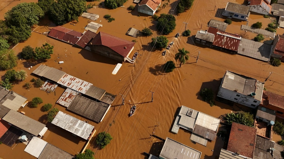 80년 만의 최대 규모 폭우가 내린 브라질 히우그란지두술주(州)에서 5일(현지시간) 자원봉사자들이 보트를 타고 주택에 고립된 사람들을 수색하고 있다. 로이터