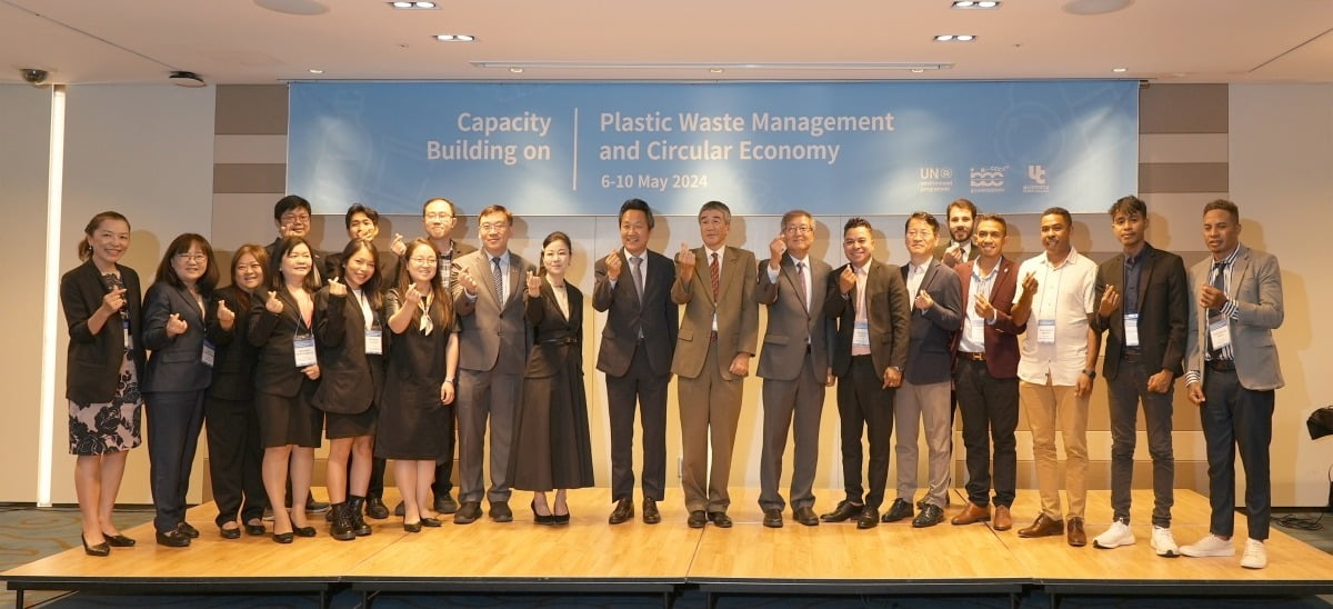 울산과학대가 태국과 동티모르 공무원을 대상으로 플라시틱 폐기물 순환경제 역량강화사업 행사를 하고 있다. 울산과학대 제공