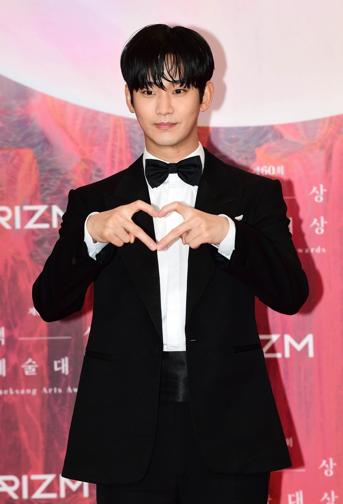 김수현, 김지원 없이 ‘백상 인기상’…“좋은 작품 만나 소중한 상까지”