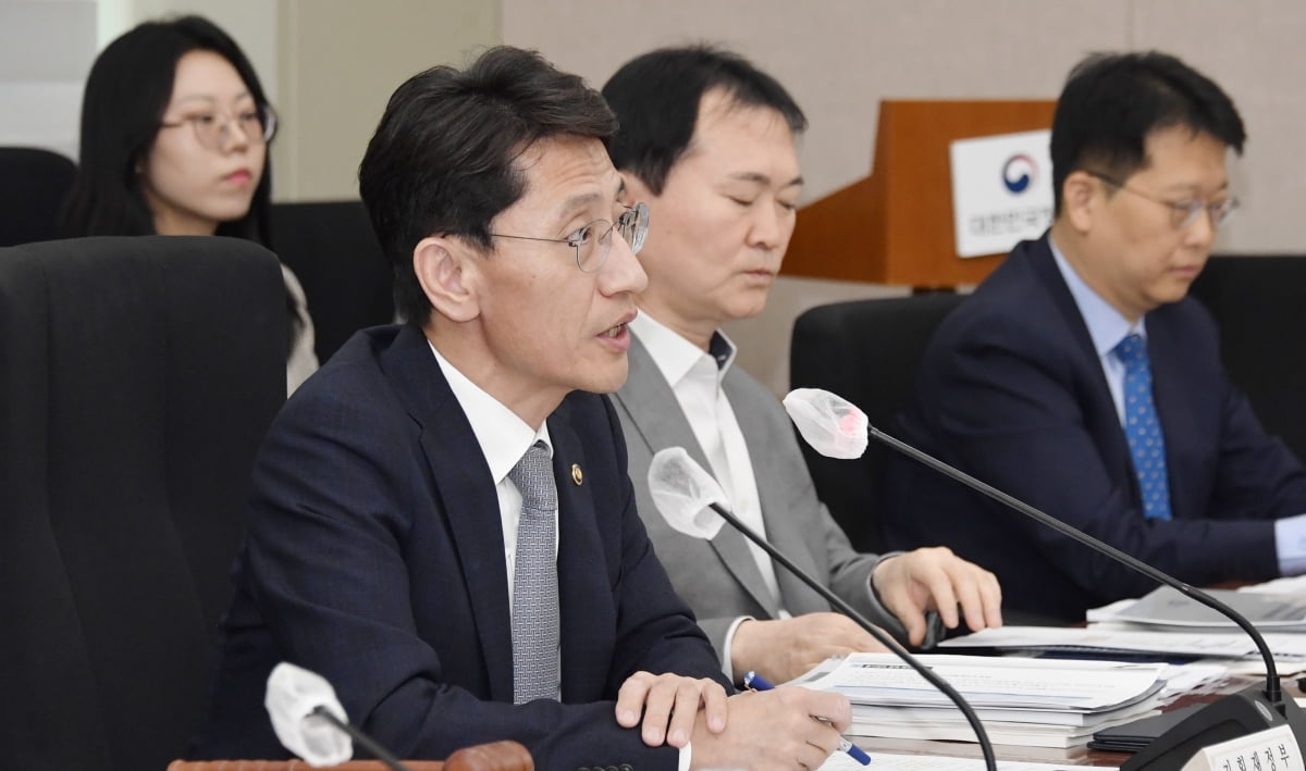 김윤상 기획재정부 2차관(왼쪽 첫번째)이 8일 정부서울청사에서 열린 '2024년도 제2회 민간투자사업심의위원회'에서 발언하고 있다. 기재부 제공