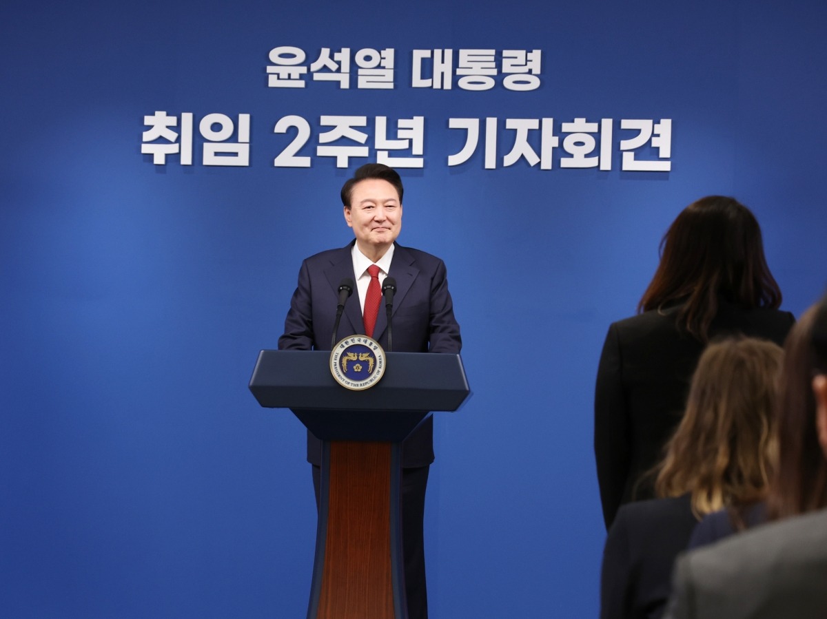 윤석열 대통령이 9일 서울 용산 대통령실 청사 브리핑실에서 열린 '윤석열정부 2년 국민보고 및 기자회견'에서 취재진의 질문을 받고 있다. 연합뉴스