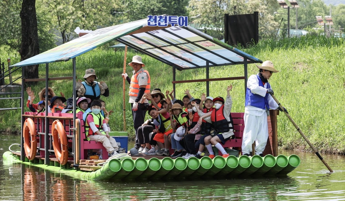 9일 오전 서울 서초구 양재천 천천투어에 참가한 아이들이 뗏목을 타며 하천 정화에 도움을 주는 미꾸라지 방류 체험을 즐기고 있다.