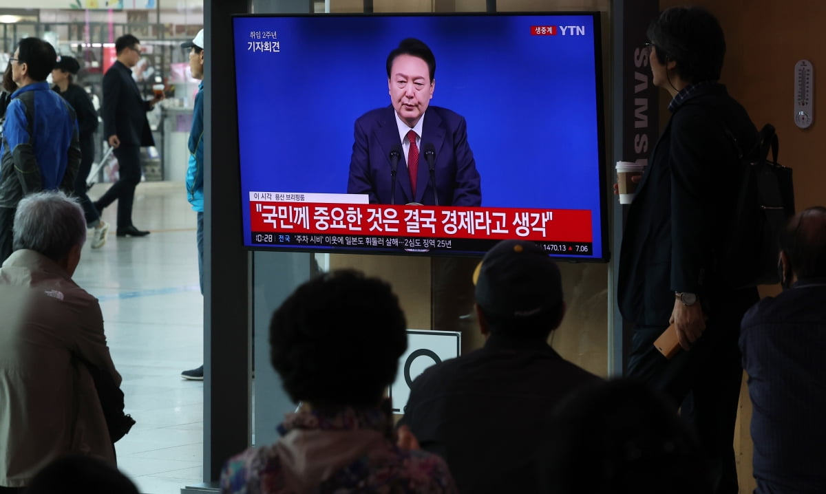 [포토] 윤석열 바카라 카지노 목소리에 귀 기울이는 시민들