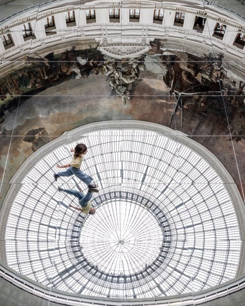 프랑스 파리에 위치한 사립미술관 부르스 드 코메르스-피노 컬렉션(BdC) 로툰다홀에 설치된 '호흡'. 프레스코 천장화와 지붕의 원형 창문 속 하늘이 바닥의 거울에 비친다. /부르스 드 코메르스