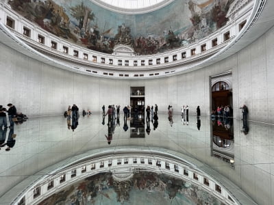 달항아리로 풀어낸 40년 보따리 여정, 파리에 거울왕국 지은 김수자