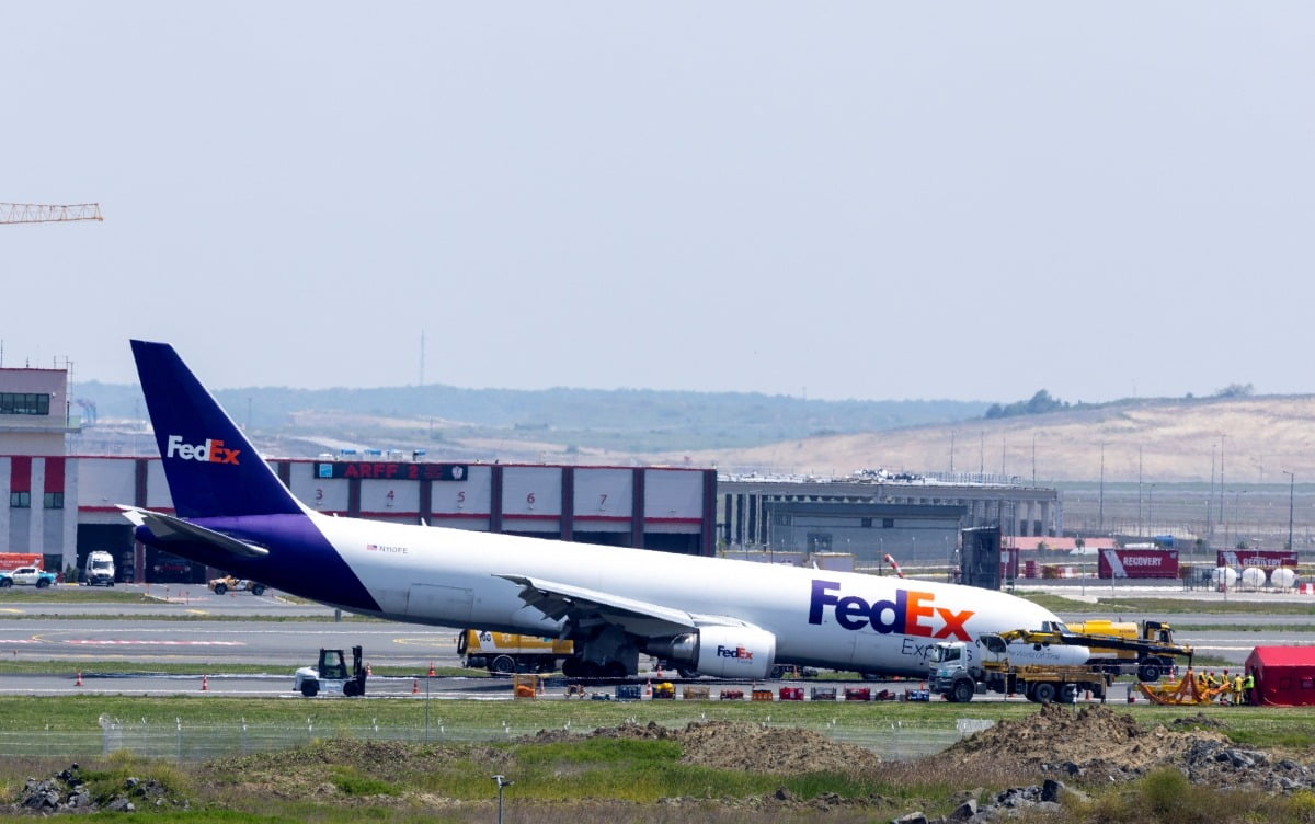 8일(현지시간) 튀르키예 이스탄불 공항에 착륙하던 페덱스 소속의 보잉 767 화물기가 착륙 과정에서 바퀴가 나오지 않아 동체 착륙한 모습./ 로이터연합뉴스 