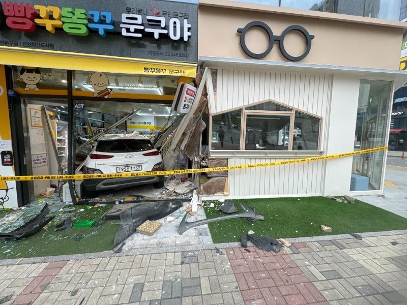 지난달 29일 한 SUV 차량이 상가로 돌진했다. 피해를 본 가게의 업주는 온라인 커뮤니티에 사연을 공유하며 분통을 터뜨렸다./사진=온라인 커뮤니티 캡처