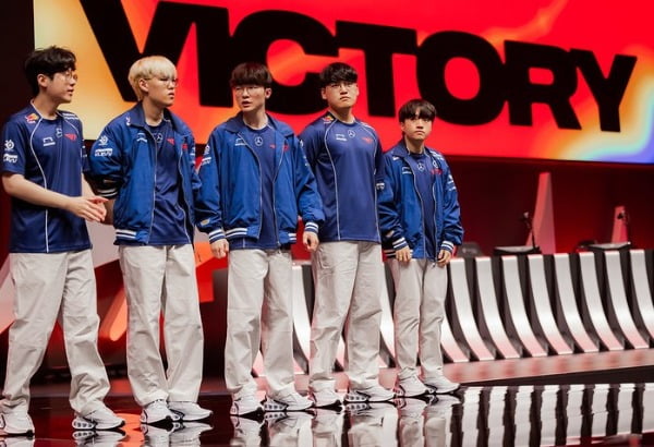 지난 10일 2024 MSI 브래킷 스테이즈 1라운드에서 G2를 상대로 승리를 거둔 T1 선수단. 왼쪽부터 '제우스' 최우제, '오너' 문현준, '페이커' 이상혁, '구마유시' 이민형, '케리아' 류민석. (라이엇게임즈 제공)