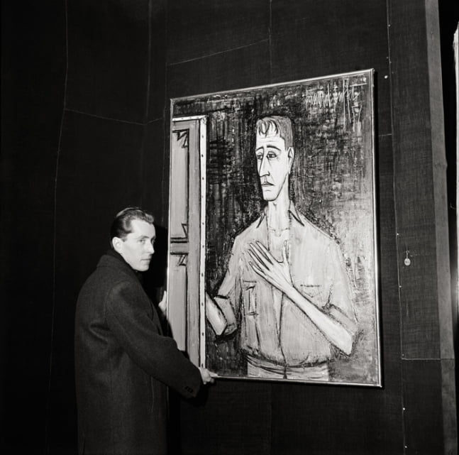 갤러리 샤르팡티에서 열린 회고전에 자화상을 걸고 있는 베르나르 뷔페(1958) ./한솔비비케이