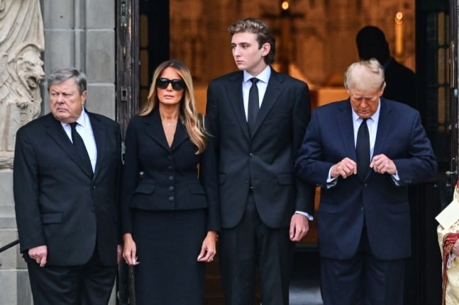 트럼프 전 대통령 부부와 막내아들 배런(오른쪽에서 두번째). 사진=AFP연합뉴스