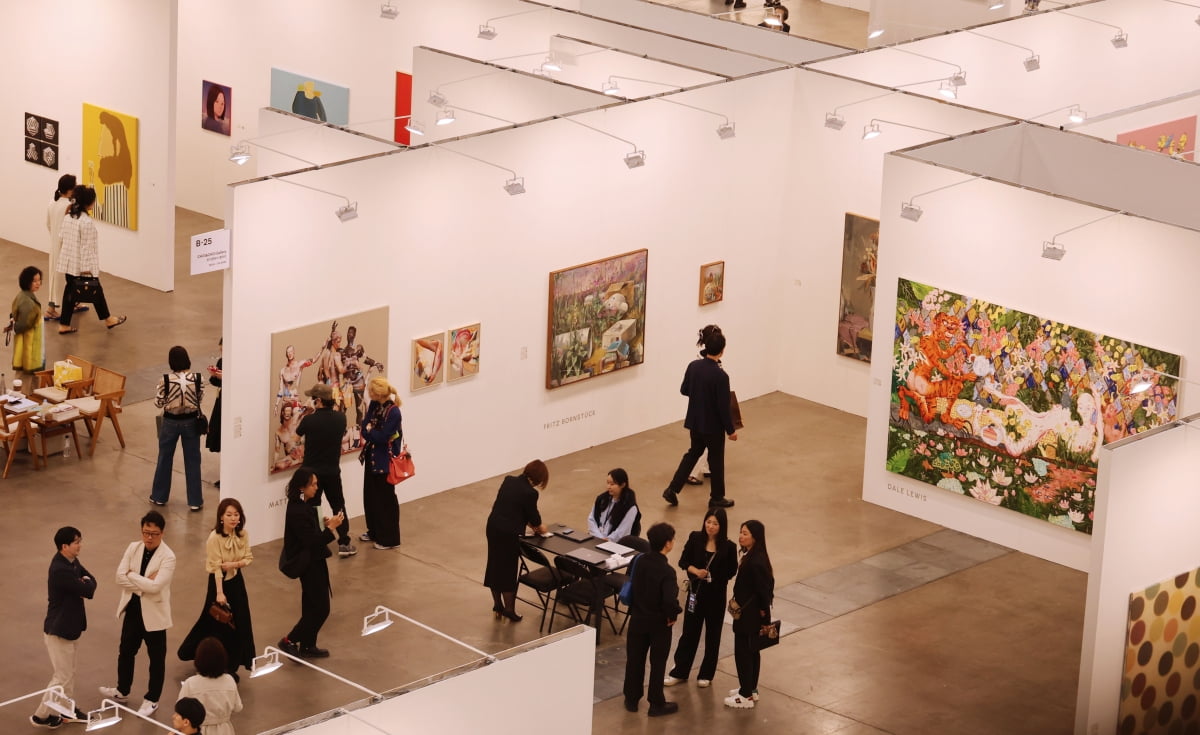 지난 9일 오후 부산 해운대구 벡스코에서 열린 '아트부산' 행사에서 참석자들이 작품을 감상하고 있다.