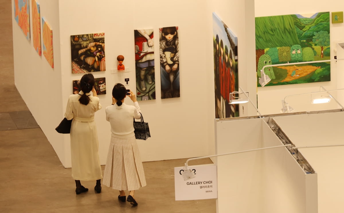 지난 9일 오후 부산 해운대구 벡스코에서 열린 '아트부산' 행사에서 참석자들이 작품을 감상하고 있다.