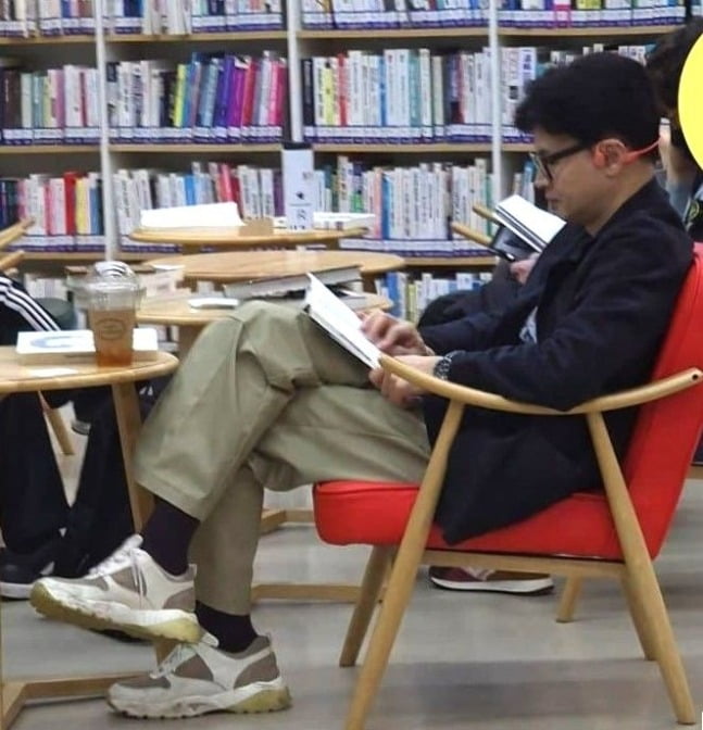 지난 4·10 총선 참패에 책임을 지고 국민의힘 비상대책위원장직을 사퇴한 한동훈 전 위원장을 서울의 한 도서관에서 봤다는 목격담이 잇달아 나오면서 화제가 되고 있다.  /사진= 온라인커뮤니티 디시인사이드 