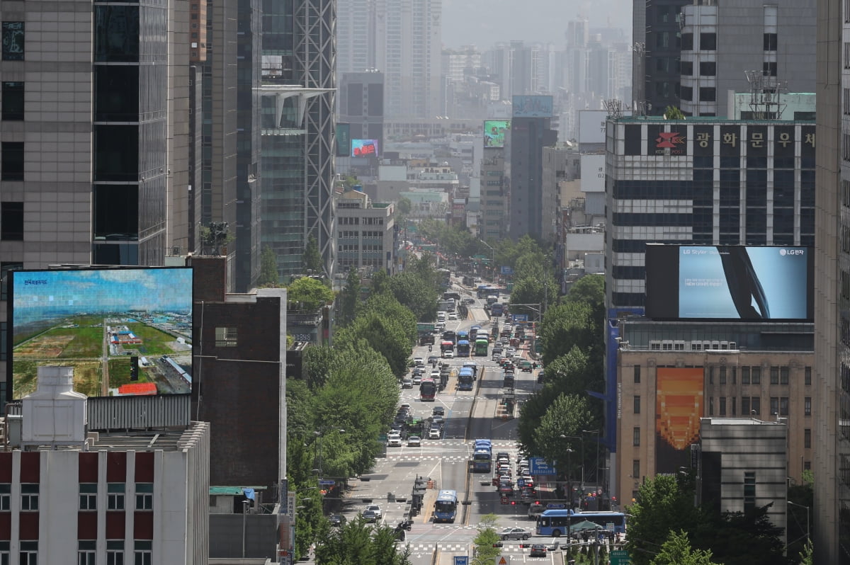 [포토] 비 그친 뒤 찾아온 황사 