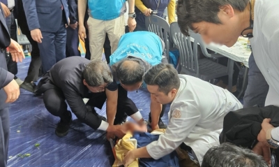 의사 출신 김해시장, 경로잔치 행사서 쓰러진 60대 시민 응급처치 도와