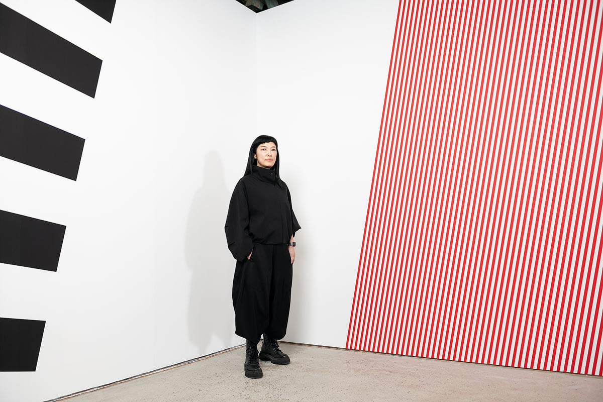 국제갤러리 부산에 걸린 자신의 작품 앞에 선 김영나.