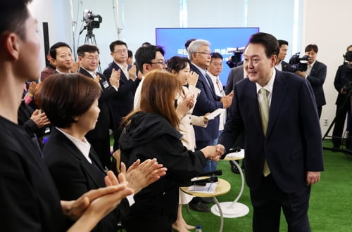 윤석열 대통령이 14일 서울 중구 서울고용복지플러스센터에서 열린 스물다섯번째 '국민과 함께하는 민생토론회'에 입장하며 참석자들과 악수하고 있다. 사진=연합뉴스