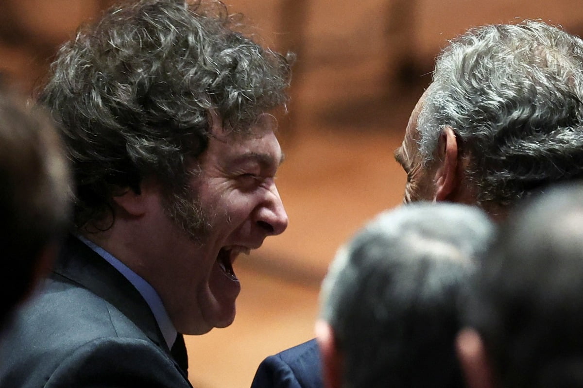 하비에르 밀레이 아르헨티나 대통령이 지난 8일(현지시간) 수도 부에노스아이레스에서 열린 홀로코스트 81주년 추모식에서 마르셀로 민들린 홀로코스트 박물관장과 대화하며 웃고 있다. 로이터