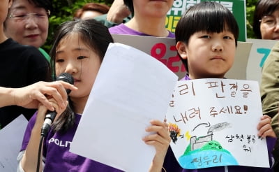'아기 기후 소송' 대표하는 초등생, 직접 법정 나선다