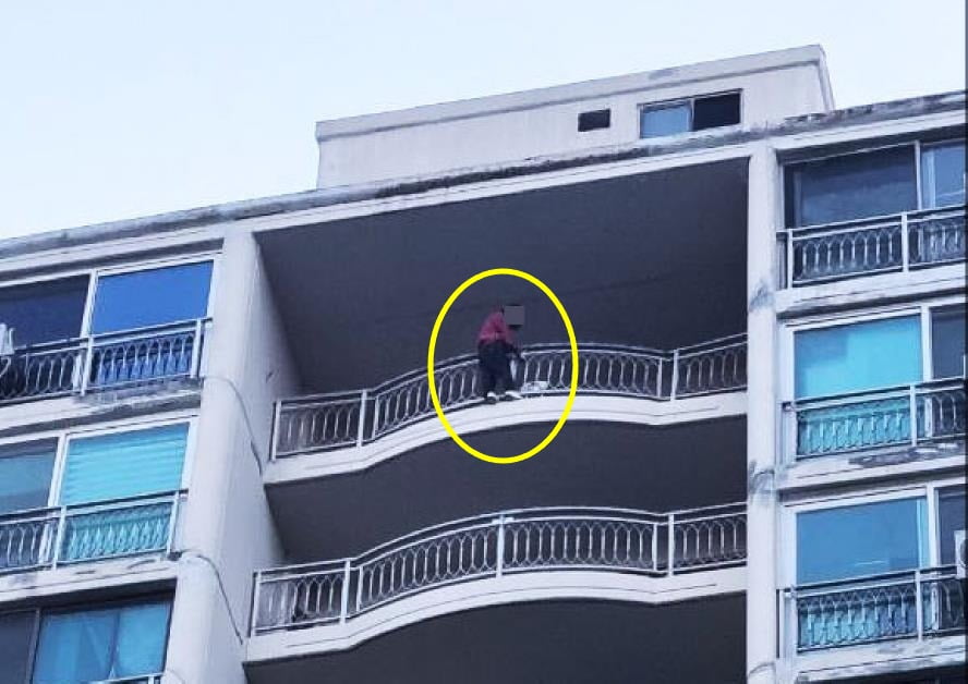 16일 오전 5시 24분께 경기도 안양시 동안구의 한 아파트 15층에서 한 여성이 발코니 난간을 잡고 서 있다 구조대에 의해 무사히 구조됐다. /사진=경기도소방재난본부