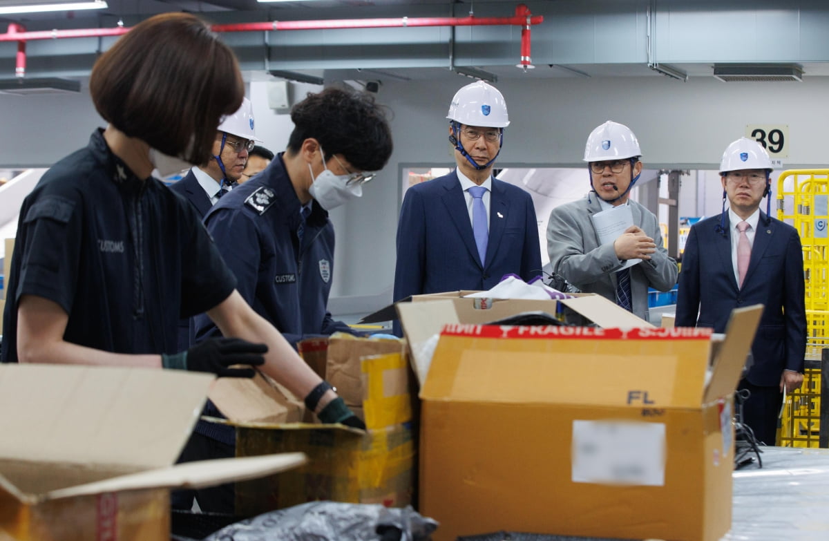 [포토] 인천공항세관 찾은 한덕수 총리