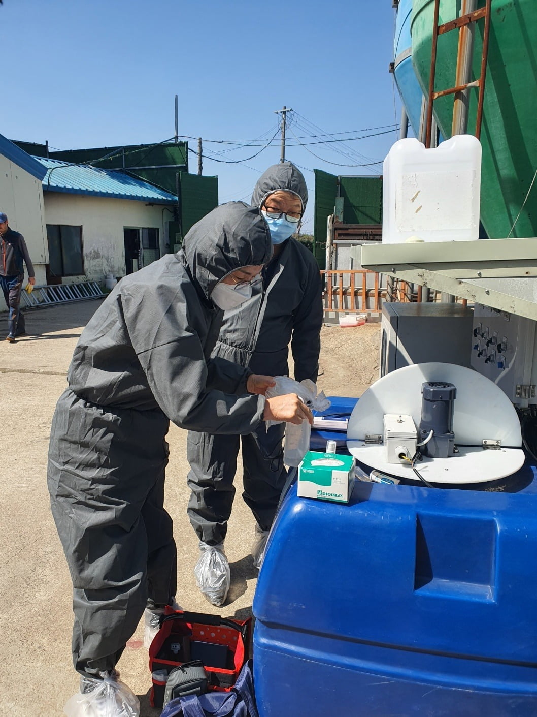 김유성 대표와 신성테크 연구원이 농업 용수 저장탱크에 슈퍼옥시데이타 설치 후 산소를 측정하고 있다. / 사진=신성테크