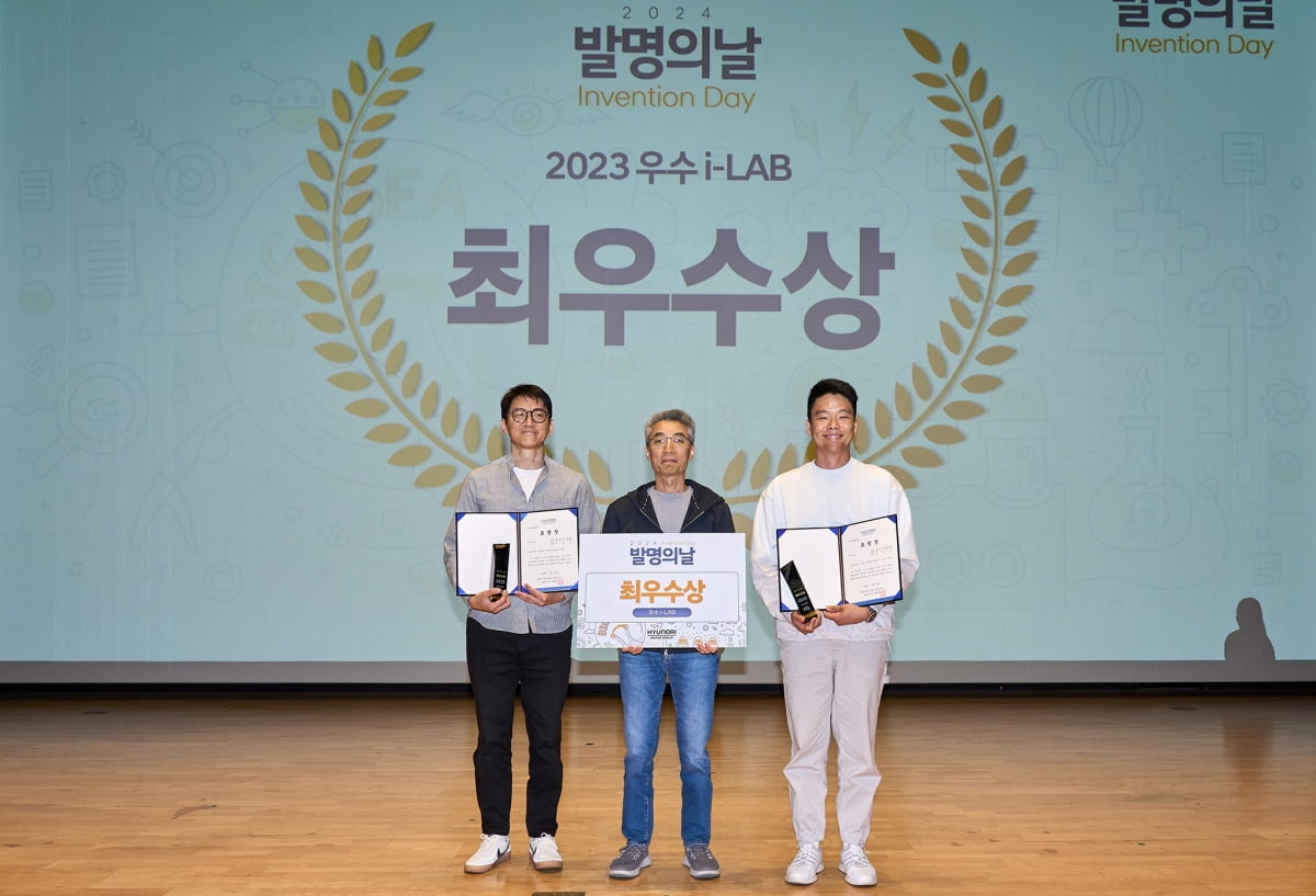 현대차·토토 카지노 '2024 발명의 날' 행사에서 최우수 i-LAB에 선정된 2개 부문의 수상자가 기념사진을 찍고 있다. 좌측부터 배터리성능기술개발팀 박상도 책임연구원, AVP본부 송창현 사장, 열에너지시스템설계팀 정성빈 책임연구원