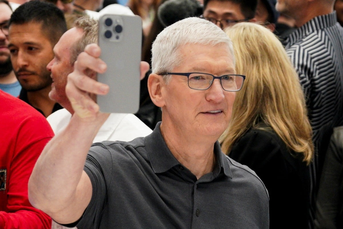 2023년 9월 팀 쿡 애플 CEO가 미국 캘리포니아주 본사에서 열린 행사에서 아이폰15프로를 선보이고 있다. /REUTERS