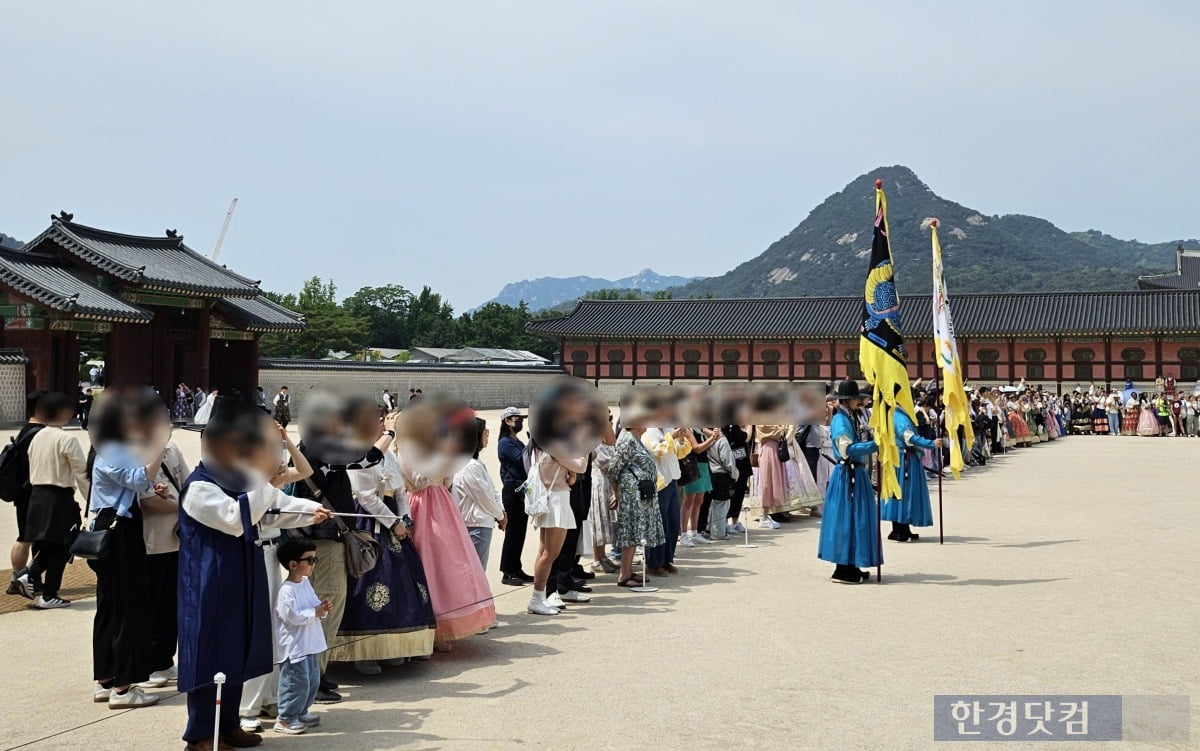 17일 오후 2시경 경복궁 수문장 교대식을 지켜보는 관광객들. 한복을 빌려 입은 외국인 관광객이 많았다. /사진=김영리 기자