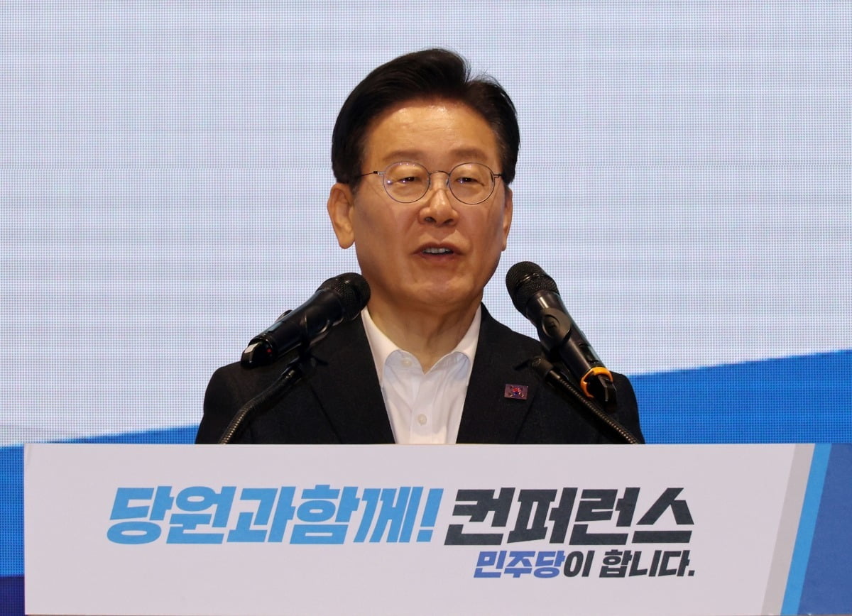 이재명 더불어카지노 정팔 대표가 19일 오후 대전컨벤션센터(DCC)에서 열린 '당원과 함께-민주당이 합니다' 행사에 참석해 인사말을 하고 있다. 연합뉴스