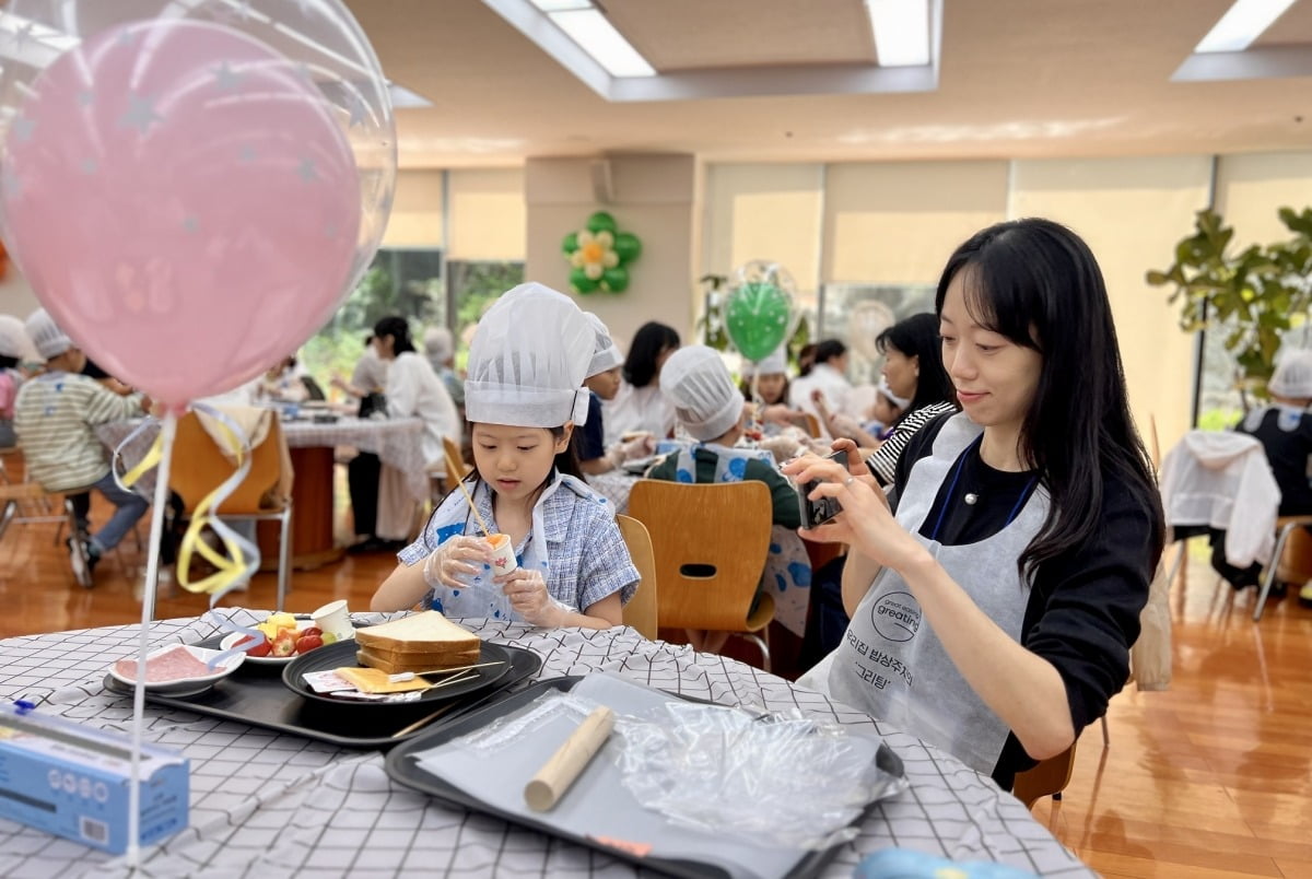 지난 18일 열린 임직원 자여 초청행사에서 임직원 가족들이 '어린이 쿠킹 클래스'에 참여하고 있다. /현대엔지니어링 제공 